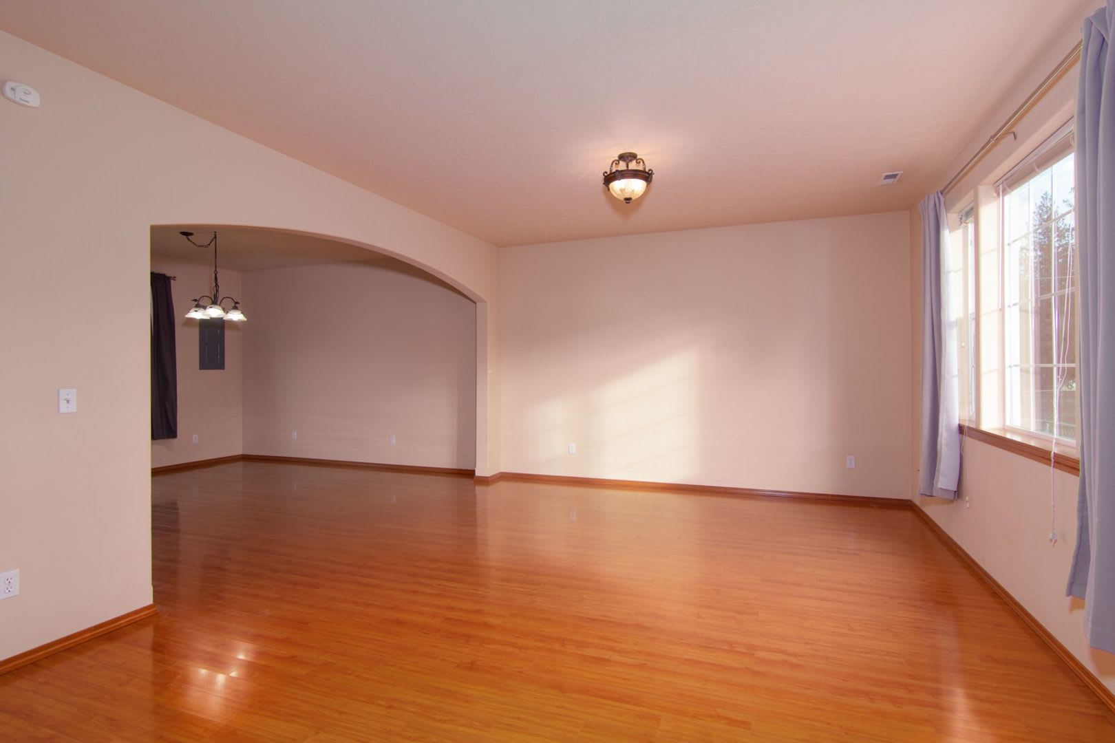 August Availability Nicely Updated 3 Bedroom 2 5 Bath With Large Living Dining Area And Attached Garage – photo 1