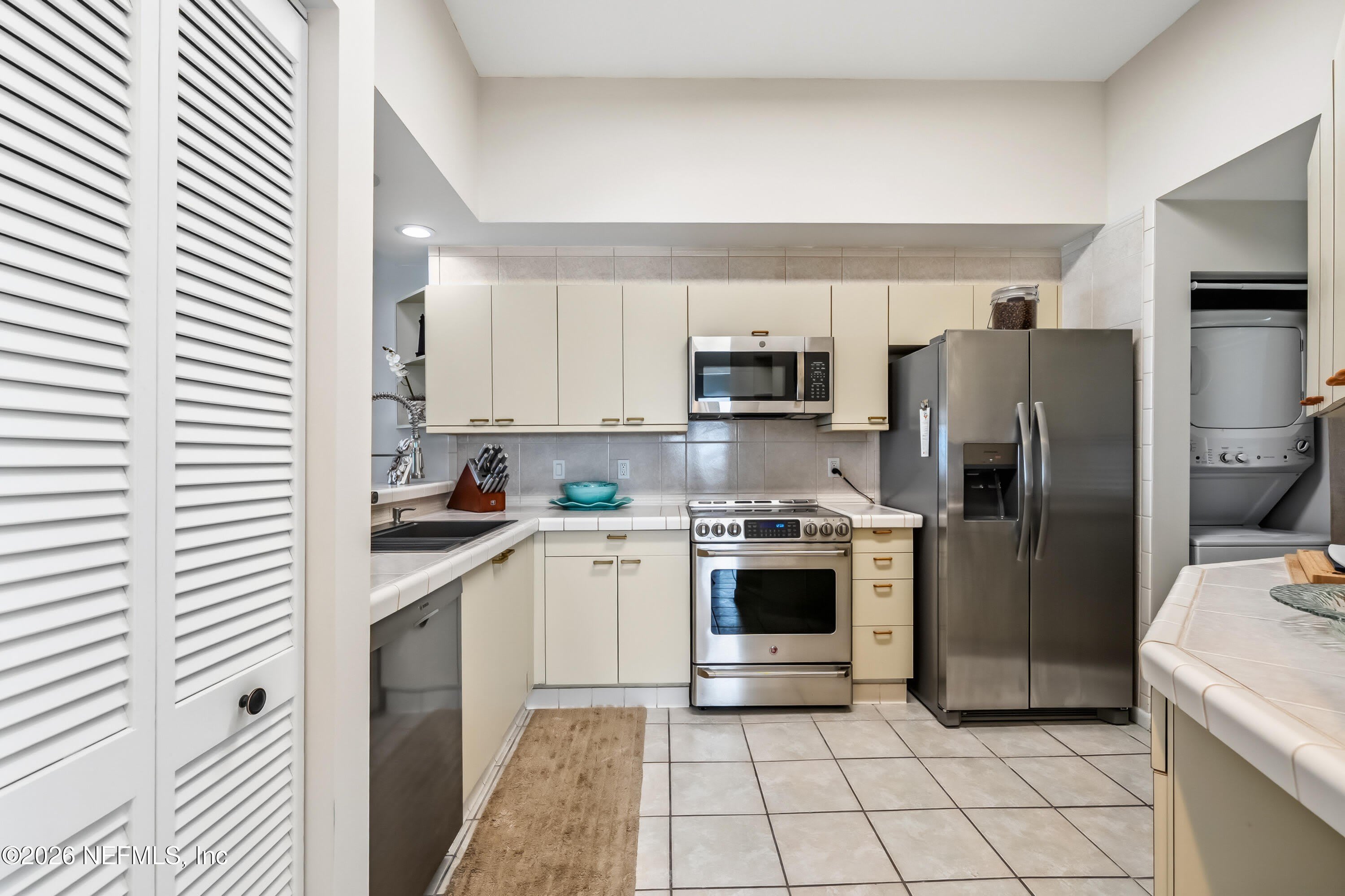75 COMARES Avenue – photo 5