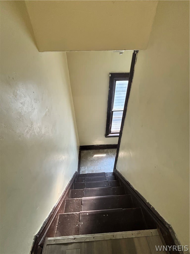 215 Ludington Street – photo 5