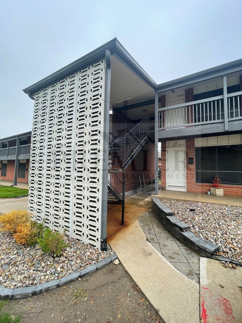 6023 Barton Dr Shawnee Ks 66203 1 Bed 1 Bath Rent 850 Deposit 850 60 West Apartments – photo 2