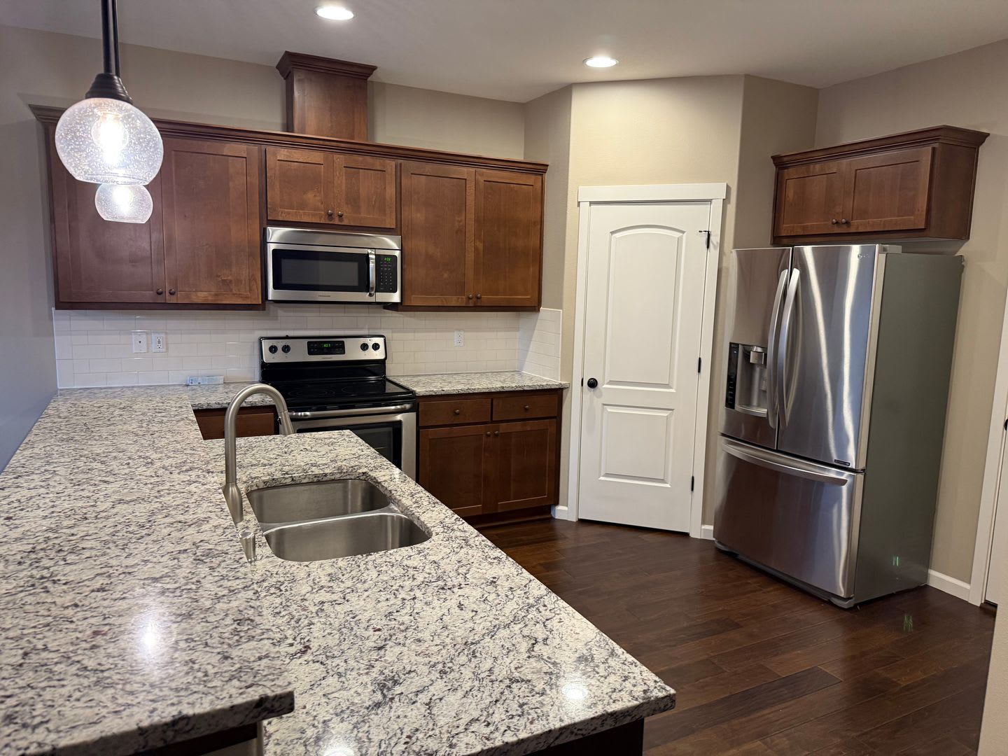 Beautiful 3 Bedroom House with High Ceilings, 2 Car Garage, Great Location & More! – photo 4