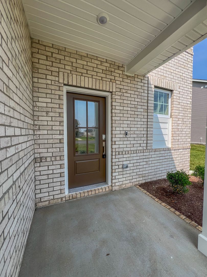 Gorgeous Home in Ross Farms with a Pool, Fitness Center and More! – photo 3