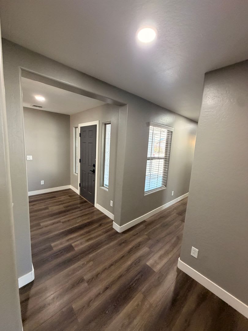 Pet Friendly Renovated 5-Bedroom Corner Lot Home with Luxury Upgrades – photo 4