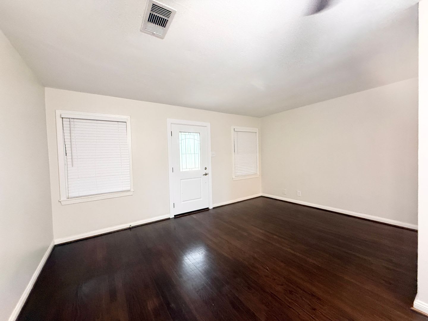 Beautiful 2/1/1 w/ study in Angleton!! Very Cute Home! – photo 3