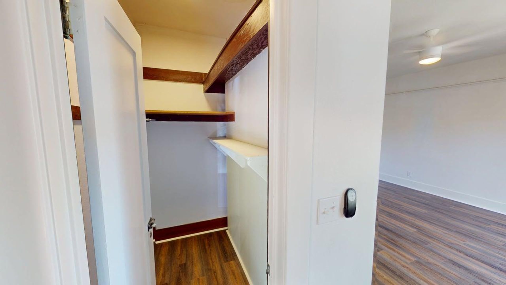 Upstairs One Bed One Bath at the Charming Vanderbilt Apartments! – photo 4