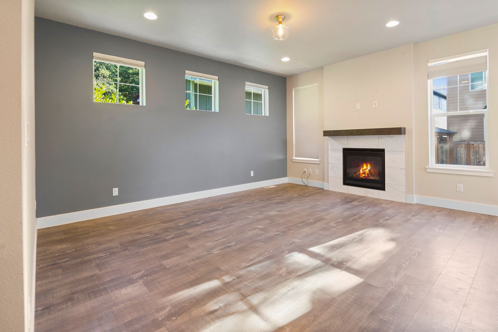 Stunning 3BD/2.5BATH 2 Car Garage Fenced Yard w/Gazebo Home in the Heart of Hillsboro! – photo 5