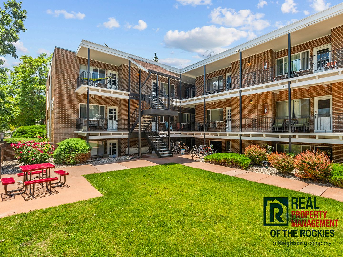 Charming 2 Bed, 1 Bath Condo in Prime Location! – photo 2