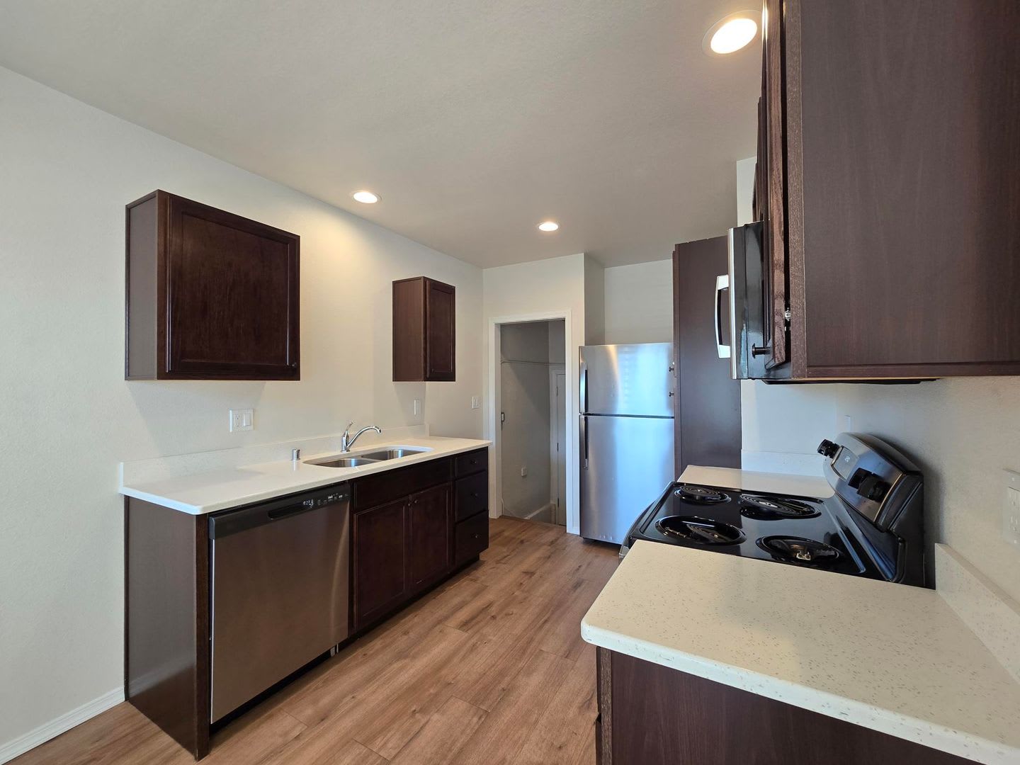 1 MONTH FREE ON A 12 MONTH LEASE! AFFORDABLE 3 BEDROOM, FULLY REMODELED! – photo 5