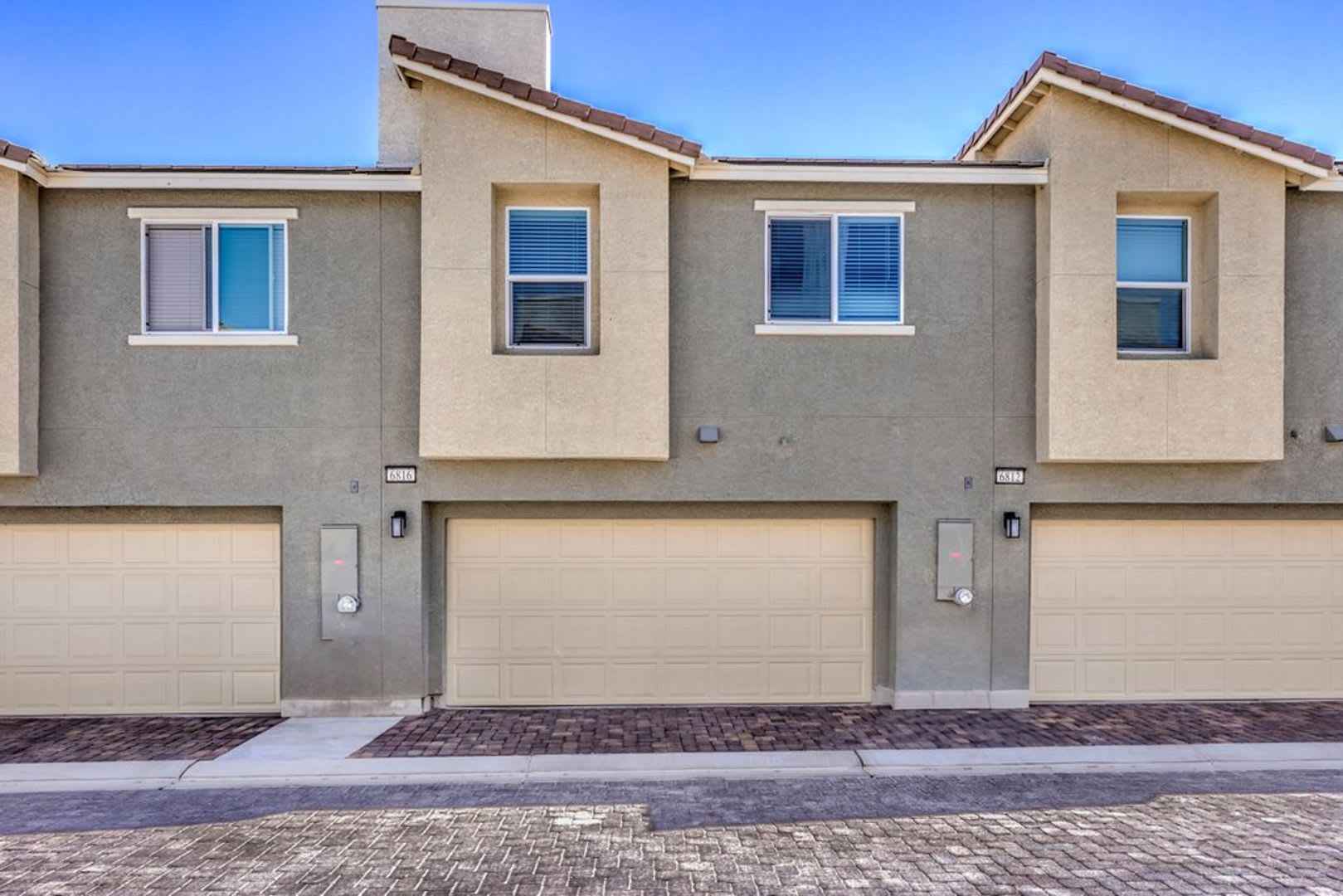Like New Townhome With Resort Amenities Private Balcony – photo 1