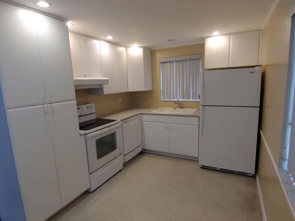 Just Reduced Beautiful 2 2 1 1000 Sq Ft With A Large Open Floorplan Fenced Yard And An Enclosed Lanai – photo 4