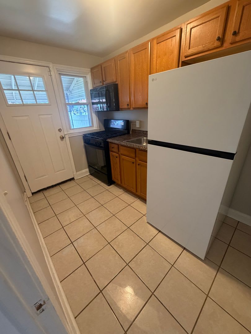 2 Bedroom Townhome in Belair-Edison! – photo 3