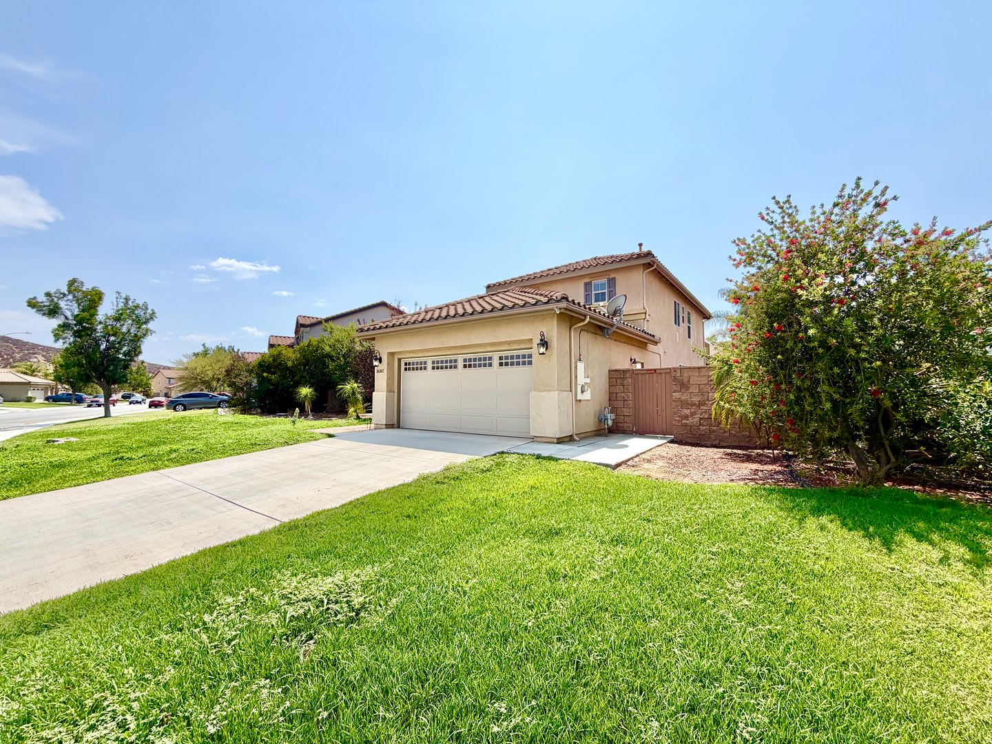 Spacious 5 Bedroom Home with Loft, Private Balcony & Large Back Yard – photo 3