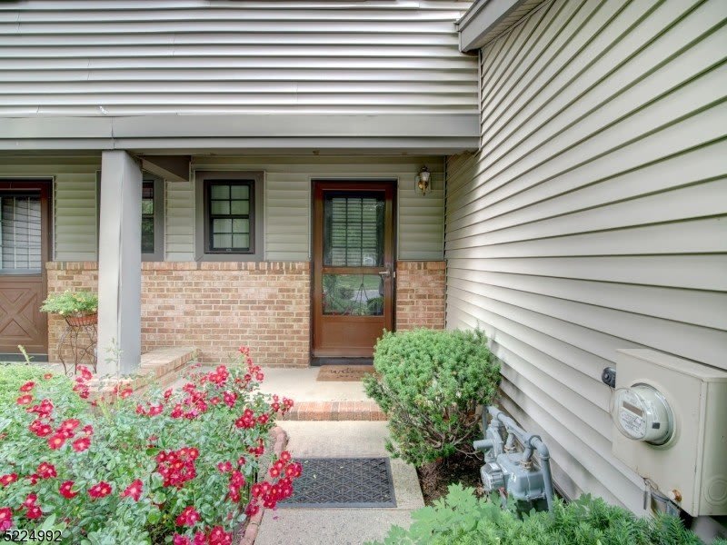 402 Marten Rd – photo 2