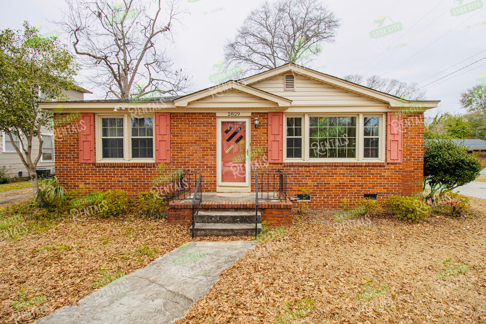 Charming Shandon Corner Lot Home – Hardwood Floors, Fenced Yard! – photo 1