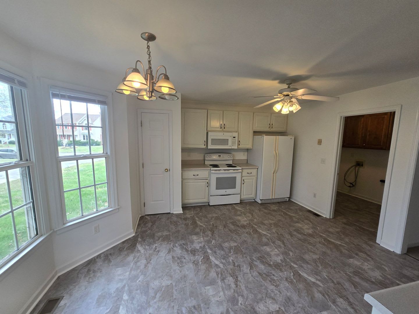 3 BR Rancher in City of Colonial Heights – photo 2