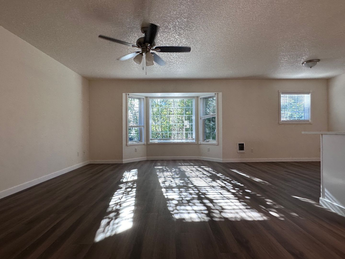 BRIGHT, CLEAN w/SECURED ENTRY! CONDO IN DOWNTOWN GRESHAM! – photo 2