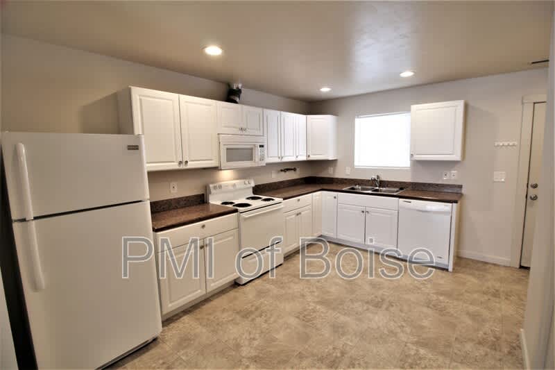 620 10th Ave S – photo 1