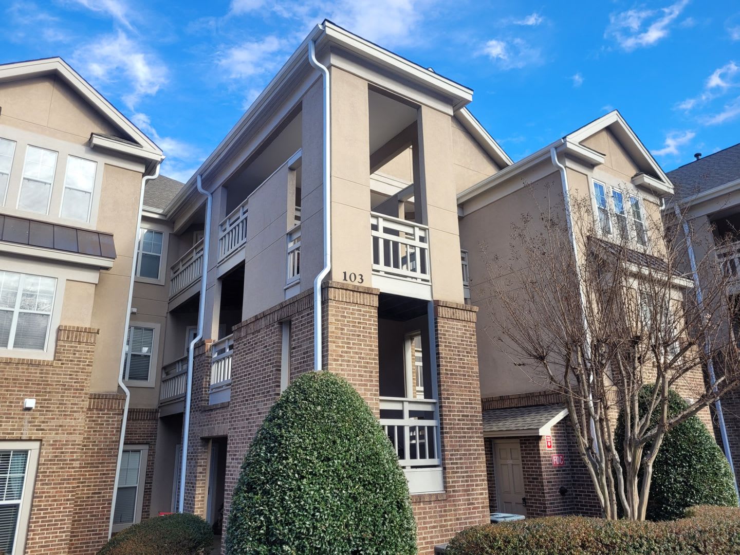 Waterfront 2 Bed 2 Bath Condo Pier 33 Alley Kitchen Fireplace Washer Dryer Included Community Pool – photo 1