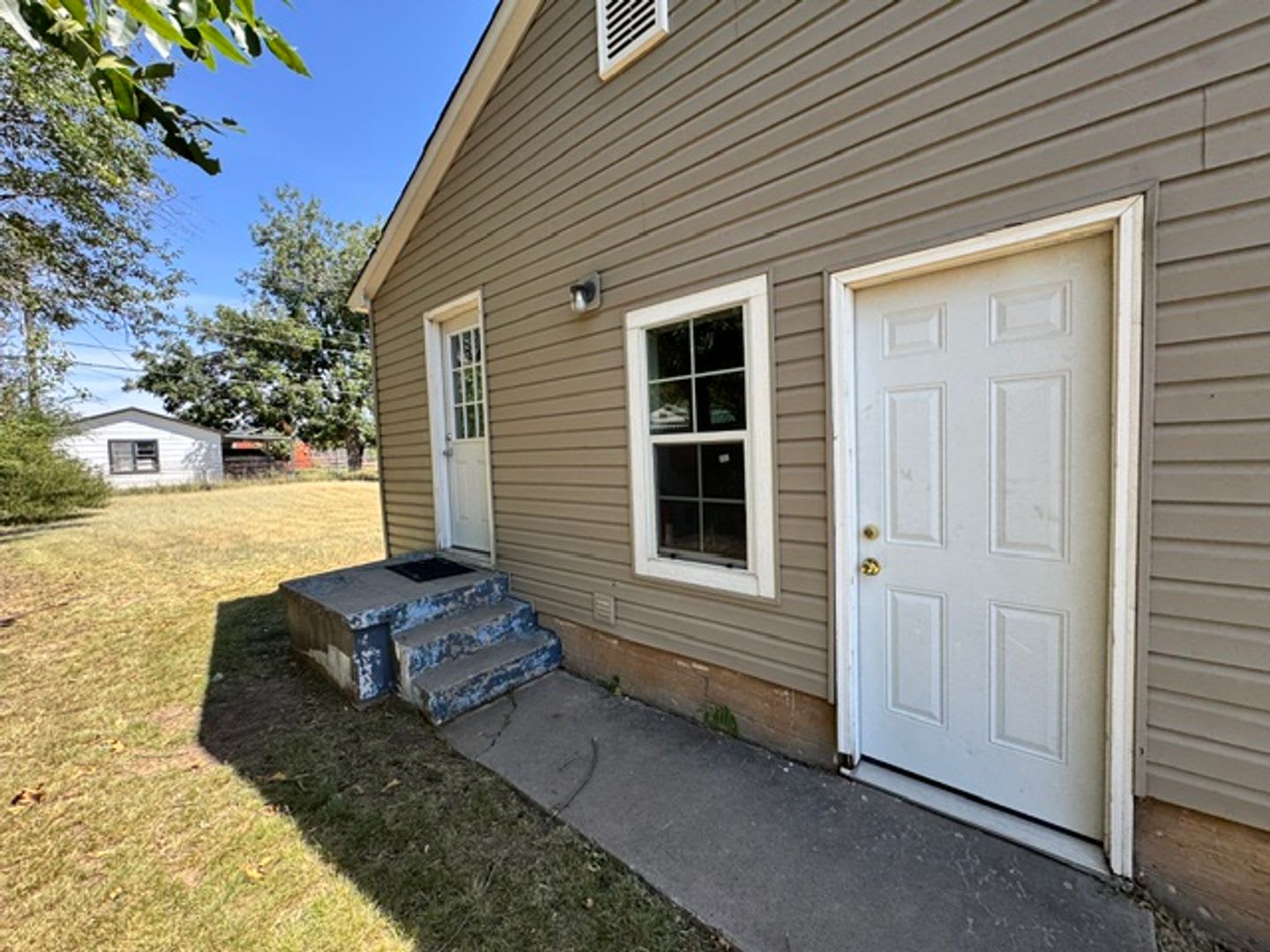 2 bedroom in Norman! hardwood floors, laundry connections and a huge backyard! – photo 3