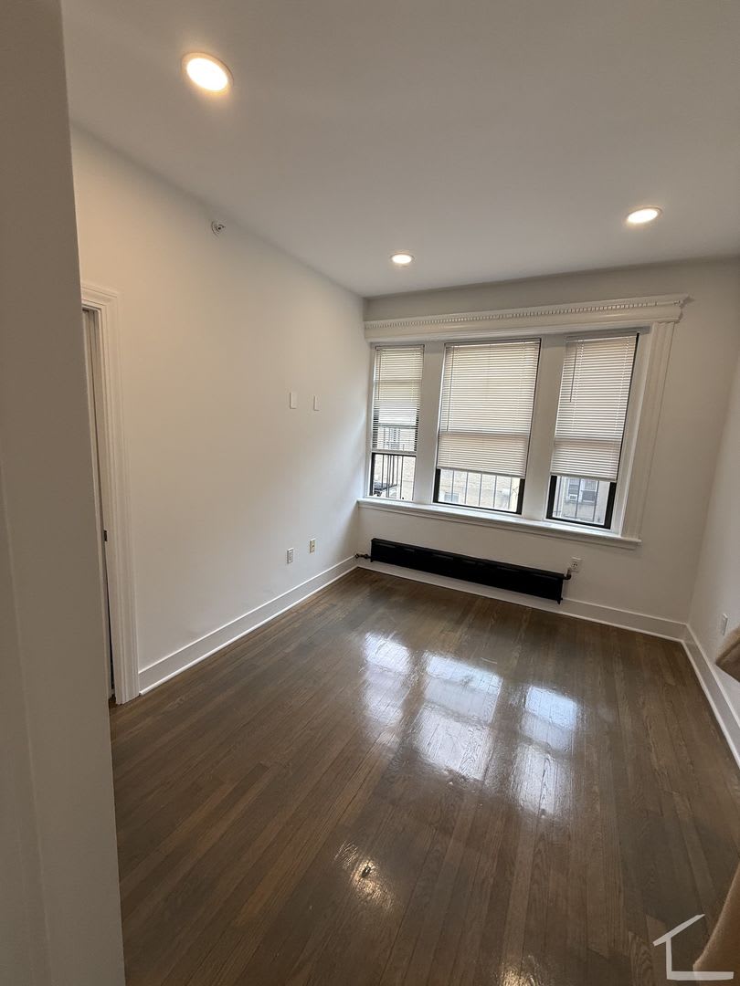 Fenway Living at Its Best – $2900 Spacious 1 Bedroom Available Now at 11 Queensberry Street – photo 4