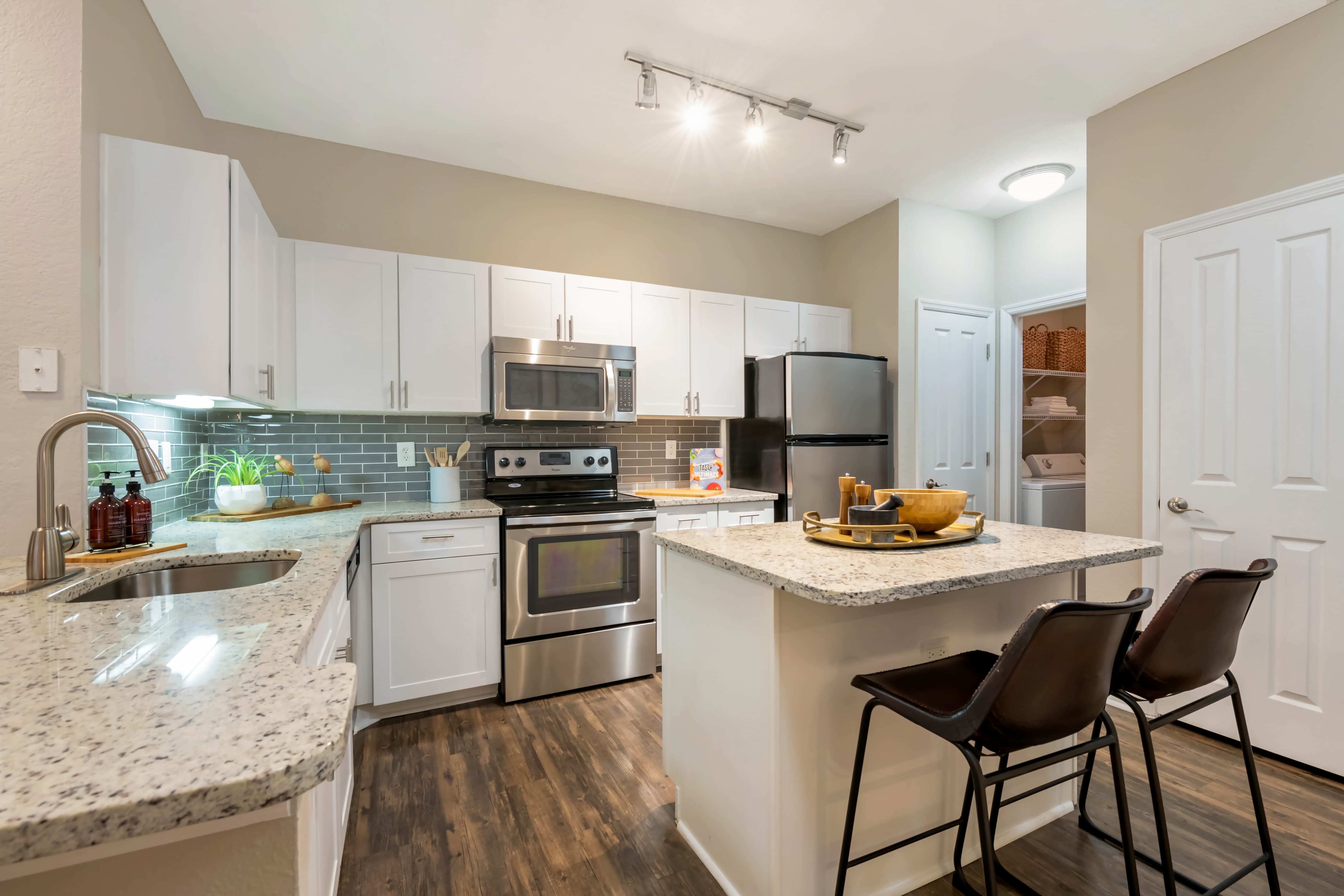 2054 Riverside – photo 5