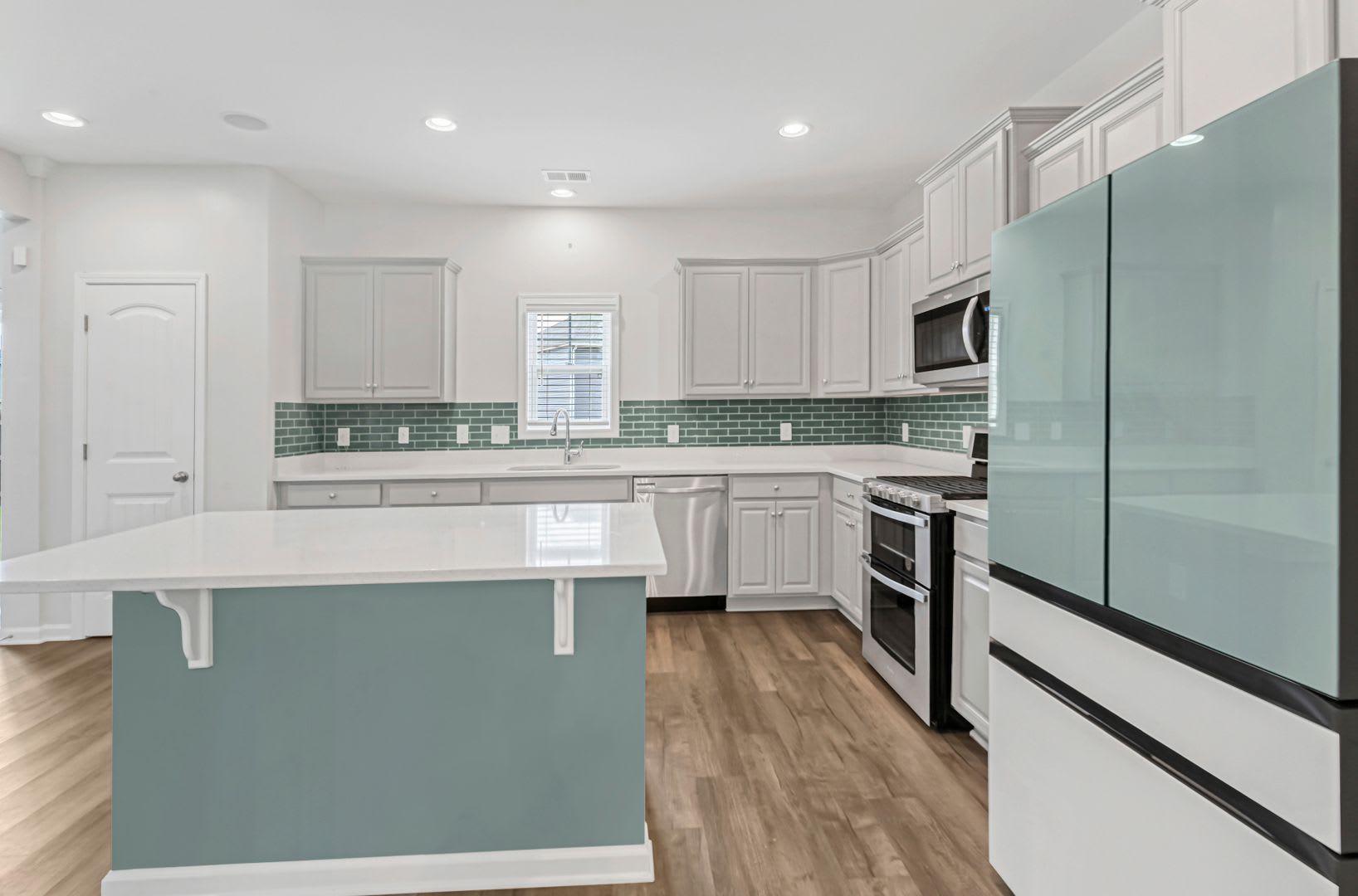 Discover your dream home at 728 Bustling Branch Lane in the vibrant community of Elgin! – photo 5