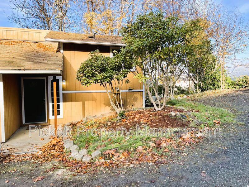 4619 Beach Dr E – photo 2