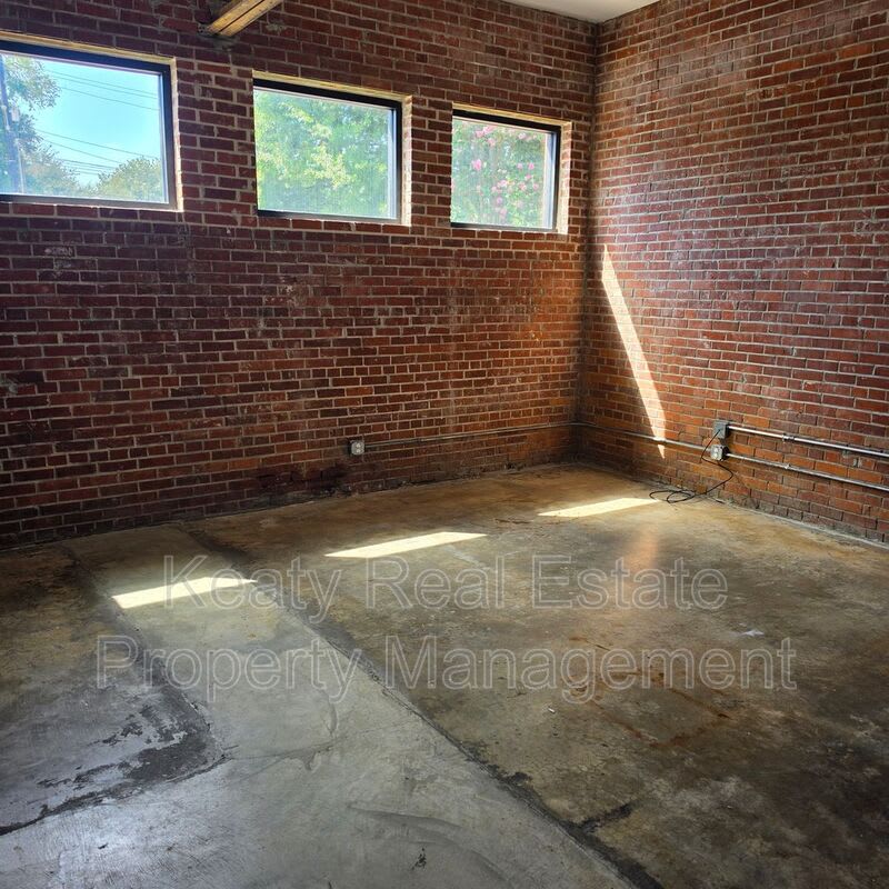 136 E Cypress St – photo 3