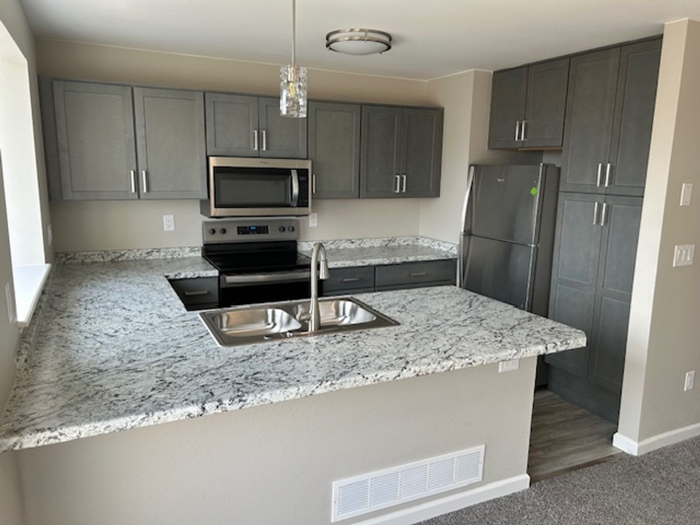 Like New Townhome in Great Aurora Community – photo 5