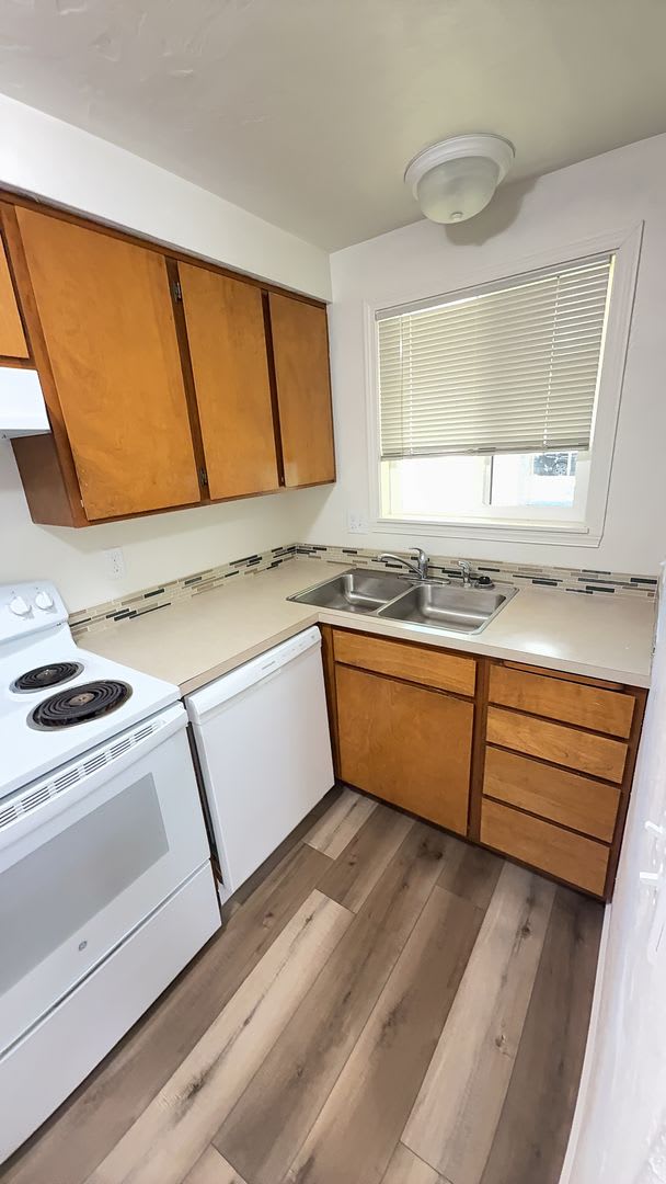 2 Bed, 1.5 Bath Condo in The W. Eugene Neighborhood! Apply Now! – photo 4
