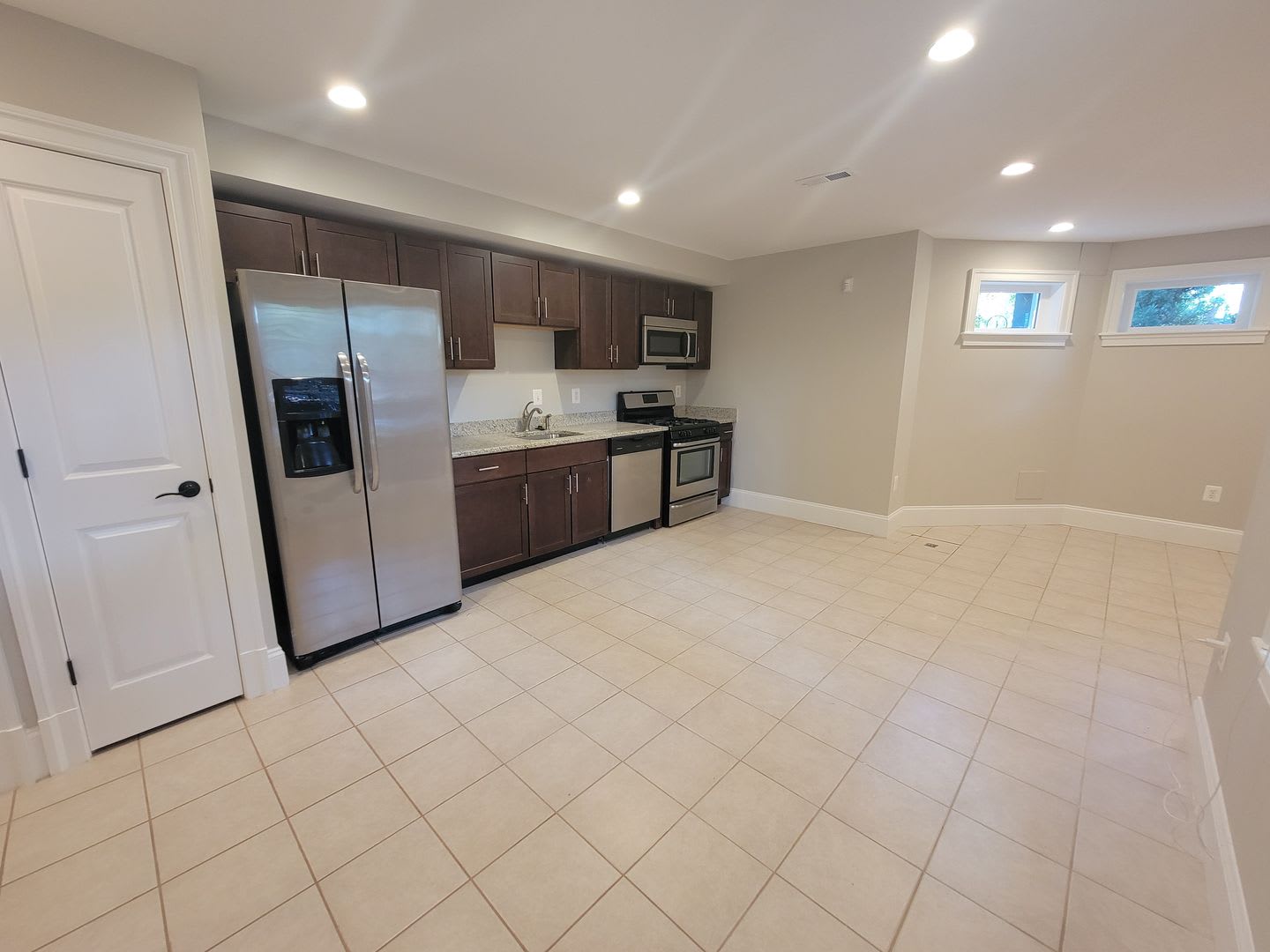 Capitol Hill North Neighborhood Basement Condo Light Filled 2Br 1 Bath Utilities Included – photo 4