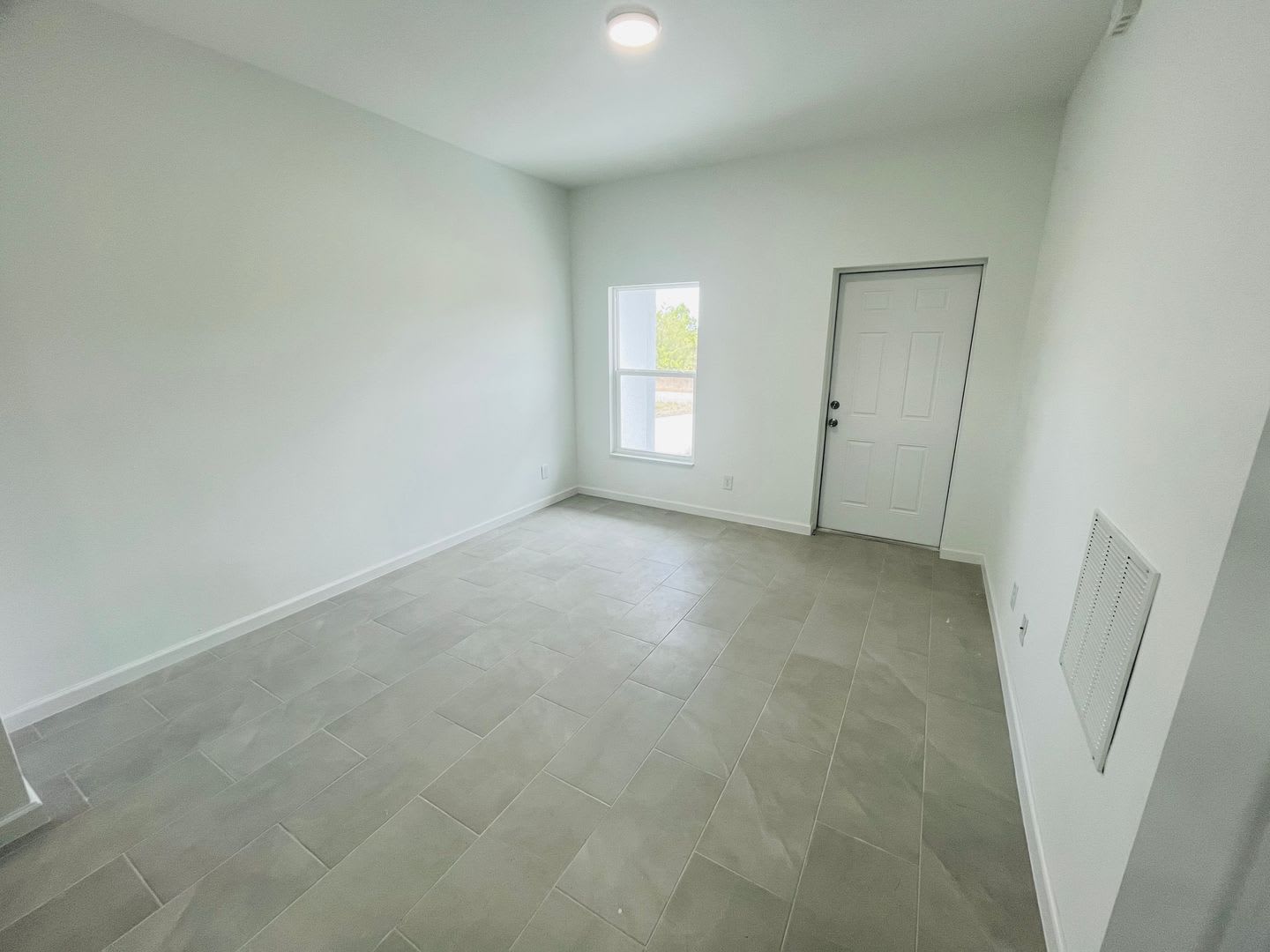 Bright & Modern 2 Bed-1 Bath Pet-Friendly Home in Desirable Lake Placid! – photo 3