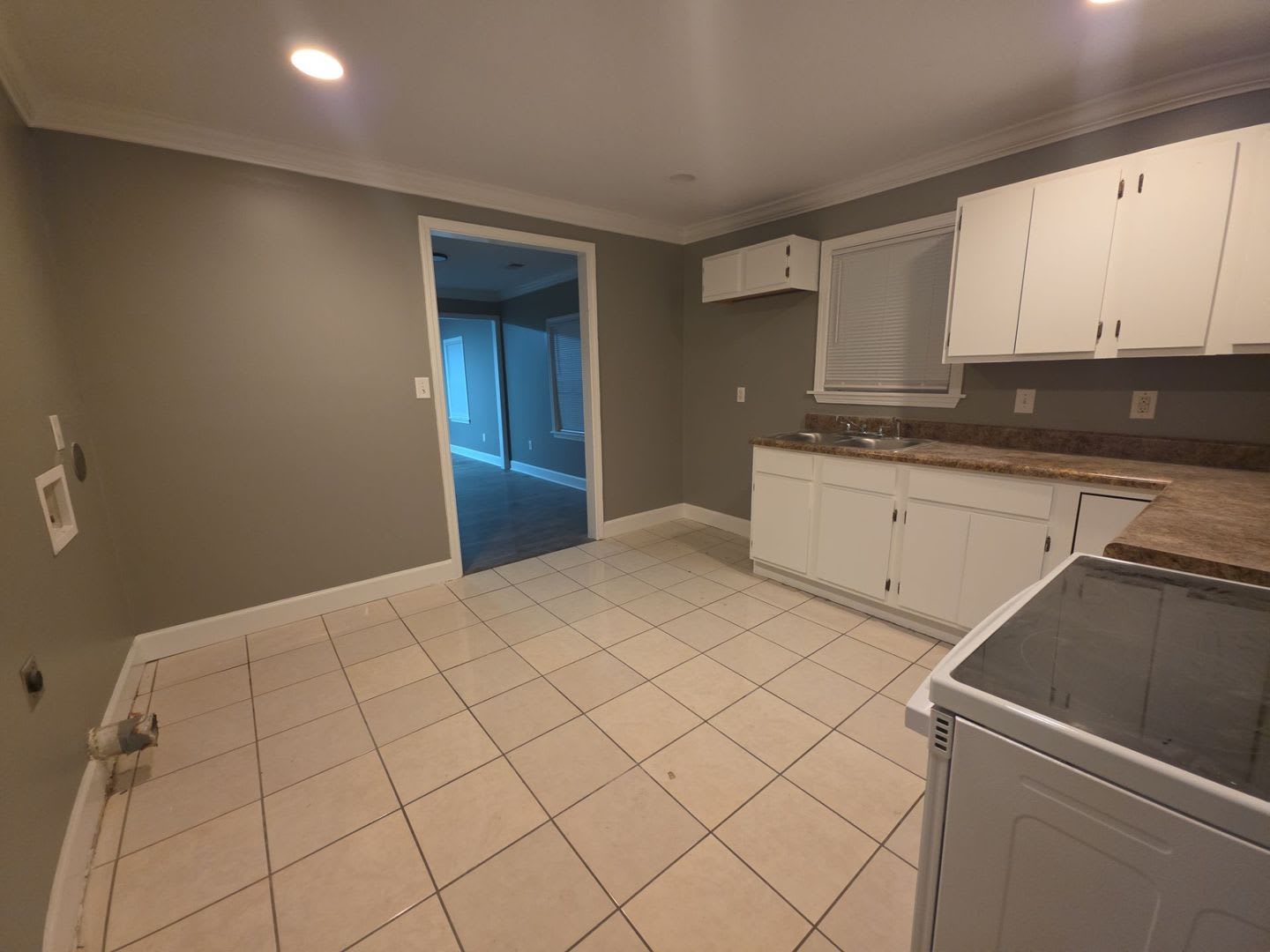 Spacious 3 Bedroom 2 Bath House Unfurnished – photo 3
