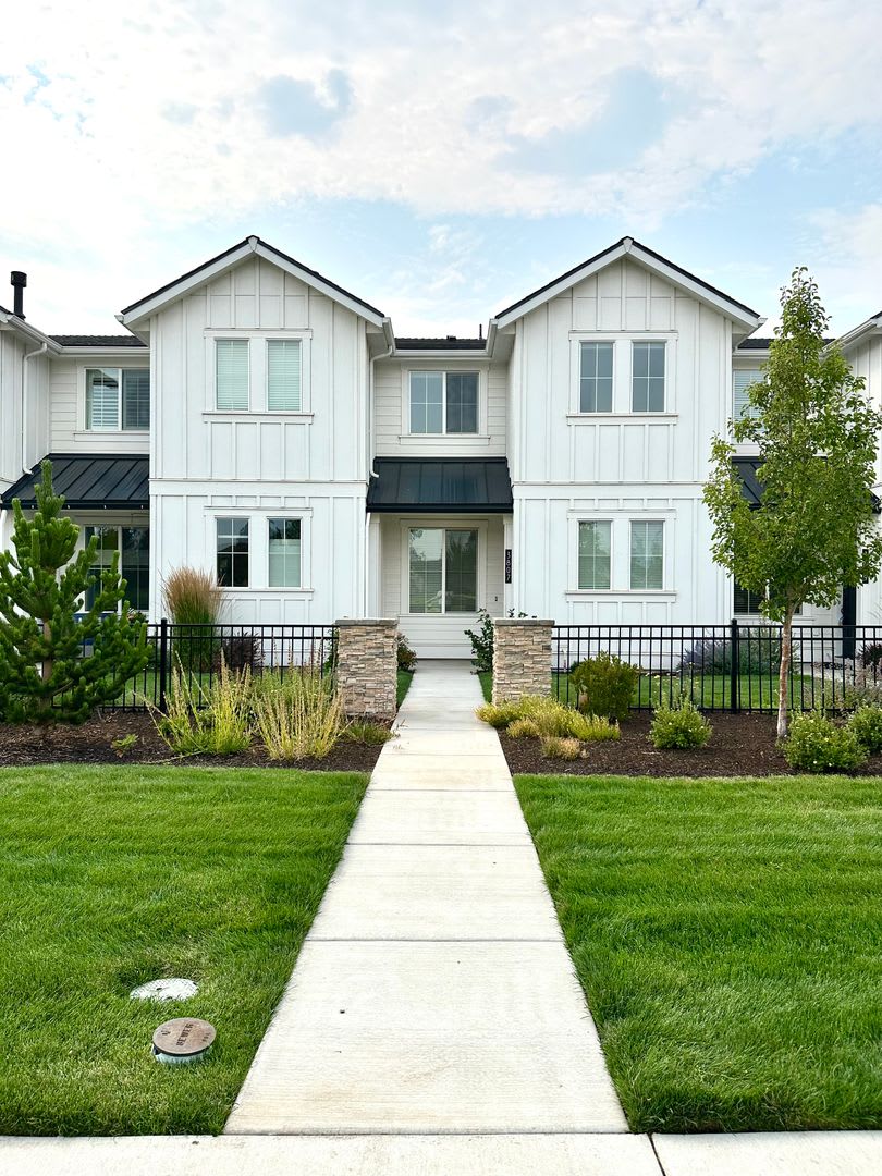 750 Off 1St Month 2023 Palisch Townhome In Petrosa Close To The Clubhouse And Park 3807 Ne Eagle – photo 1