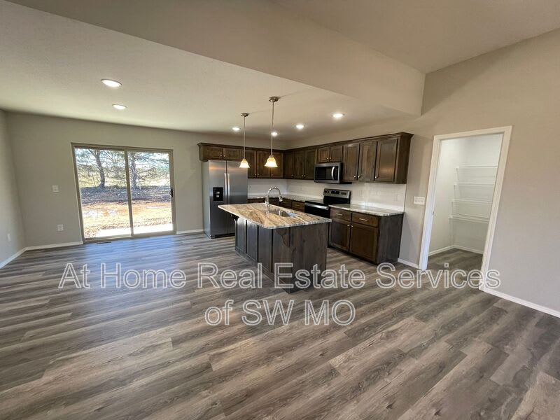 653 Southgate – photo 3