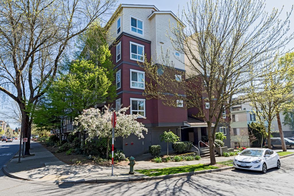 Top Floor 2bed/1.25bath Condo w/Secure Parking – photo 2