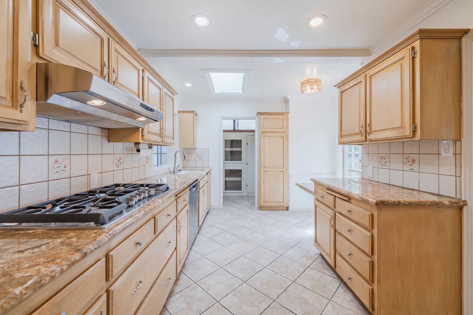 Location, location, location! Wonderful 3-Bedroom, 2.5-Bath Home in South Redondo Beach – photo 5