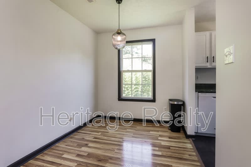 2574 Kenilworth Lane Northeast – photo 4