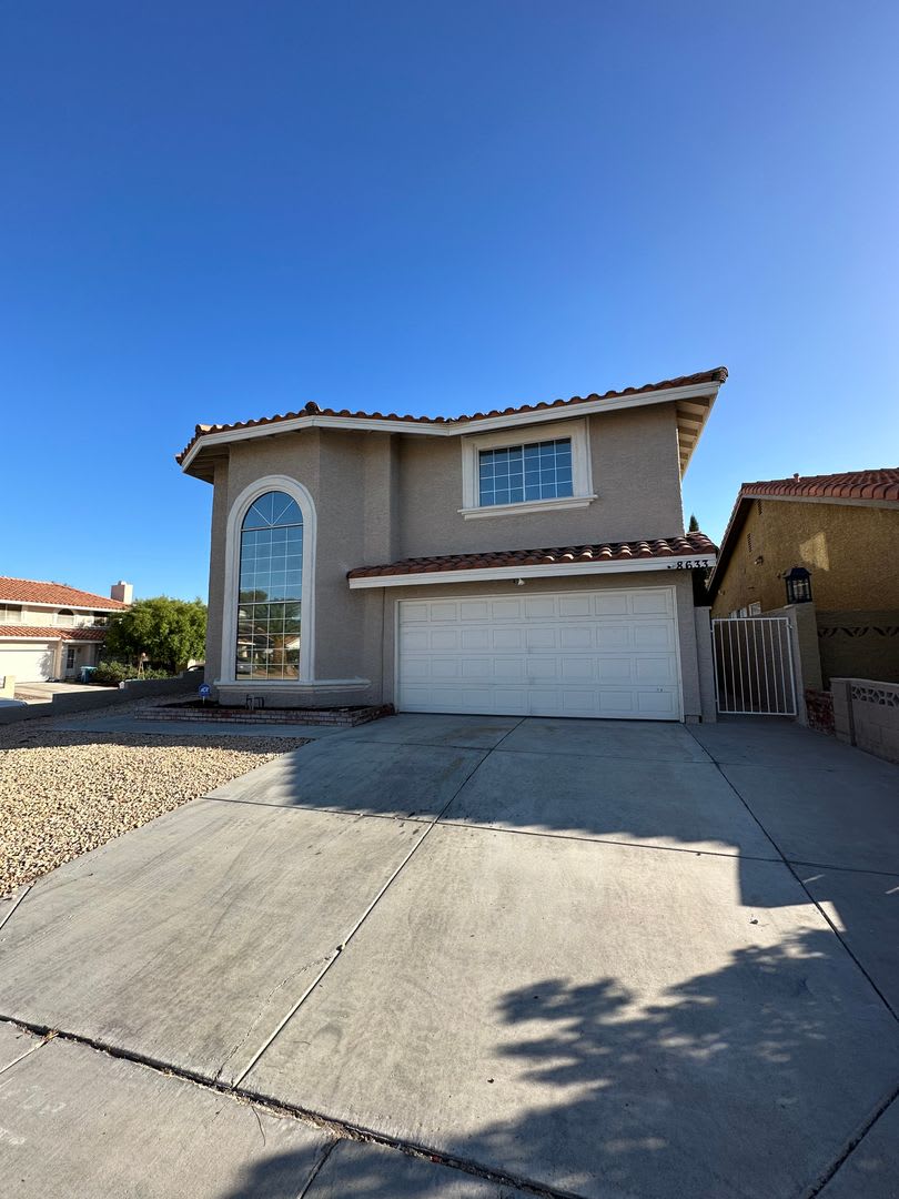 Must see 4 bedroom home in the Lakes! – photo 1
