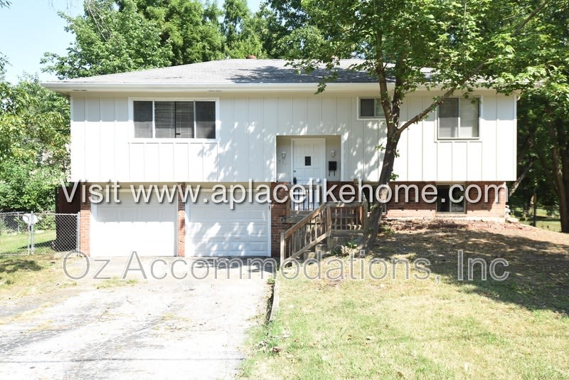 5521 Perry Lane – photo 1