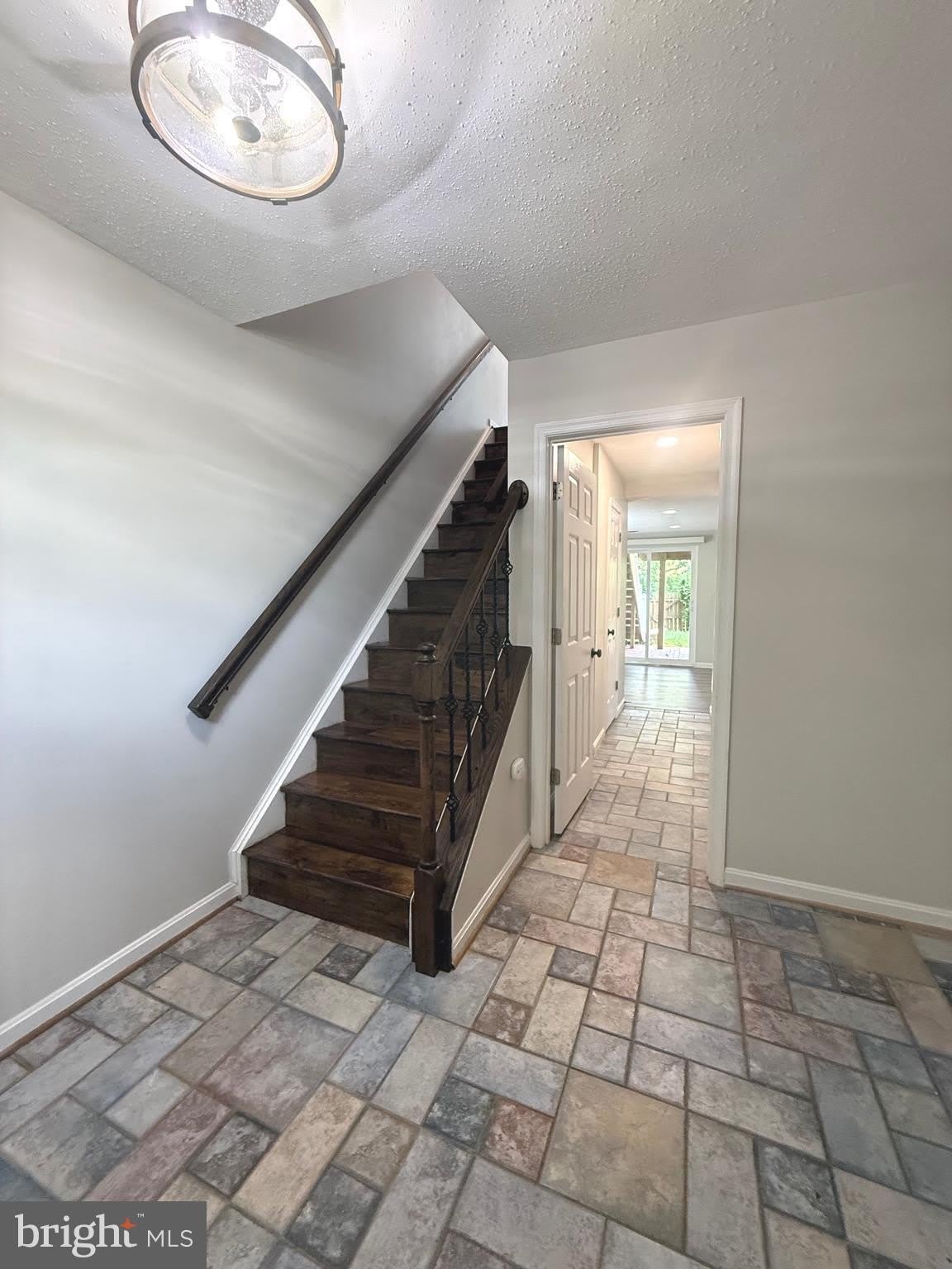 110 LAKEVIEW Court – photo 2