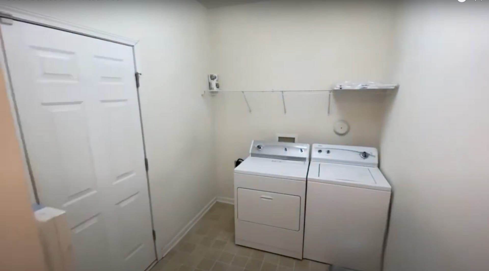 Room in 5 Bedroom Home at Genlee Dr – photo 3