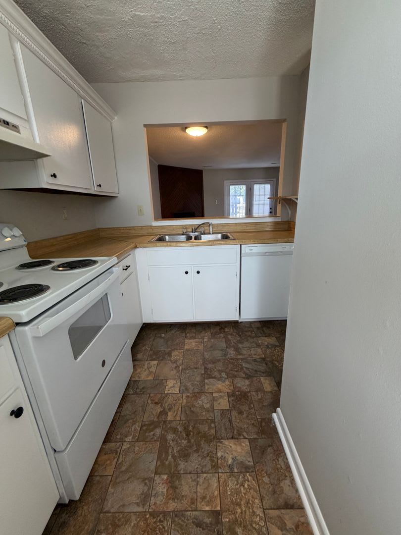 City Living Made Easy! AVAILABLE NOW! – photo 3