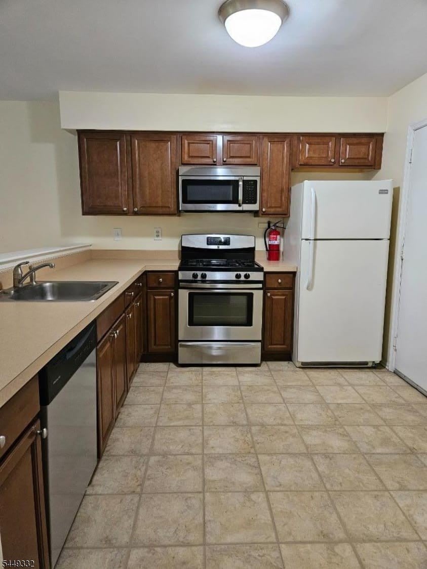 271 Abbey Dr – photo 2