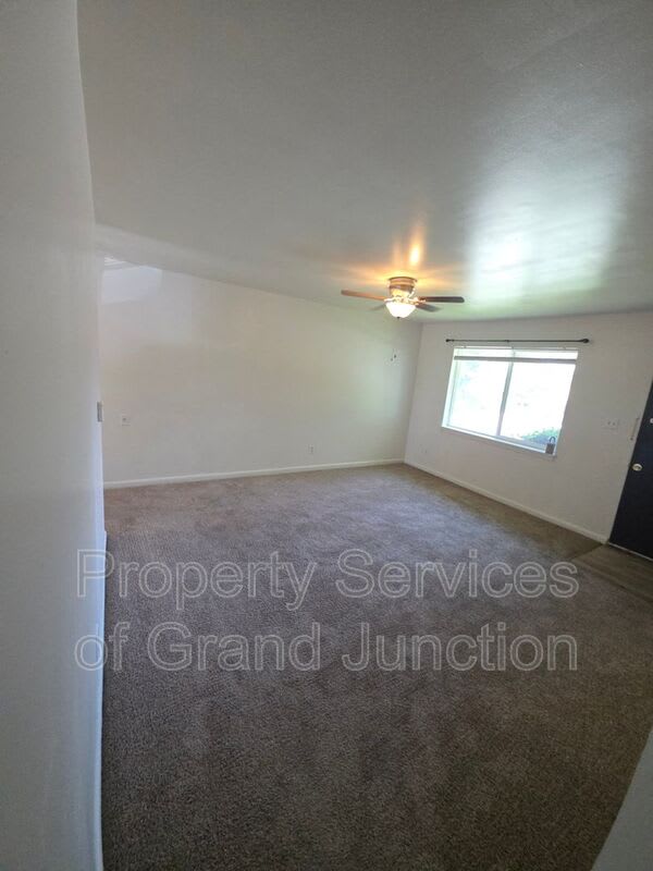 1362 Elm Avenue – photo 3