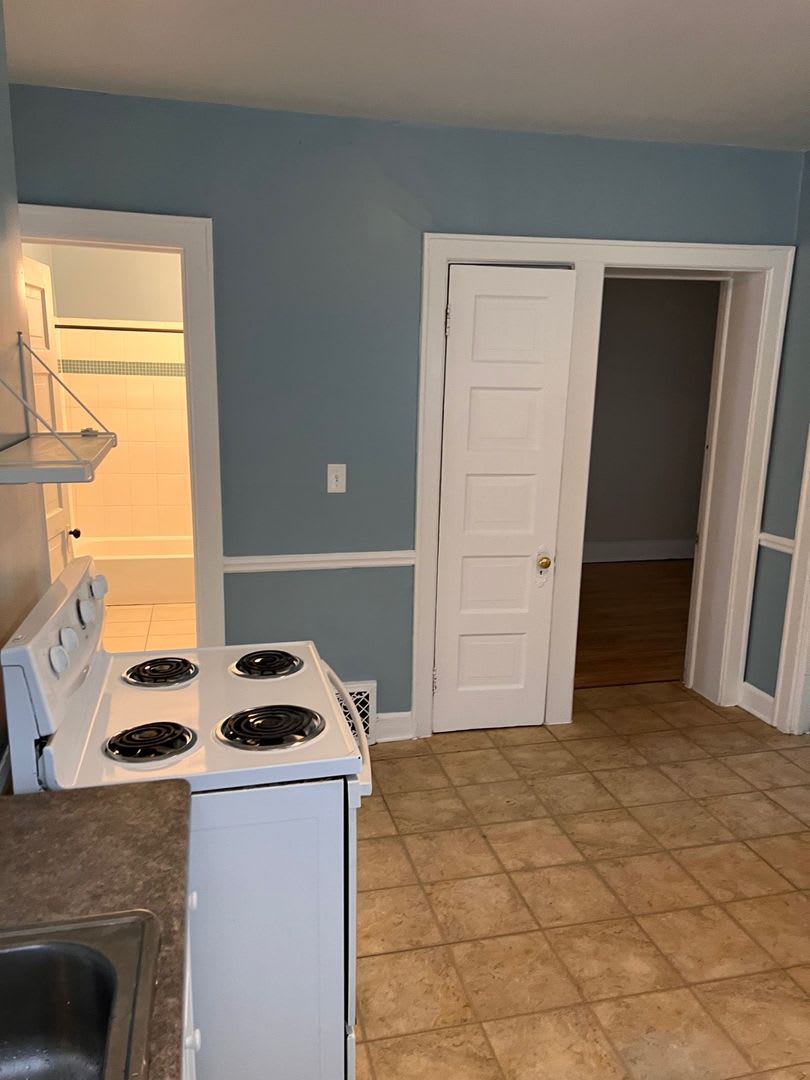 Large Spacious 4 Bedroom UPPER with Large Living Room and Dining Area!! – photo 4