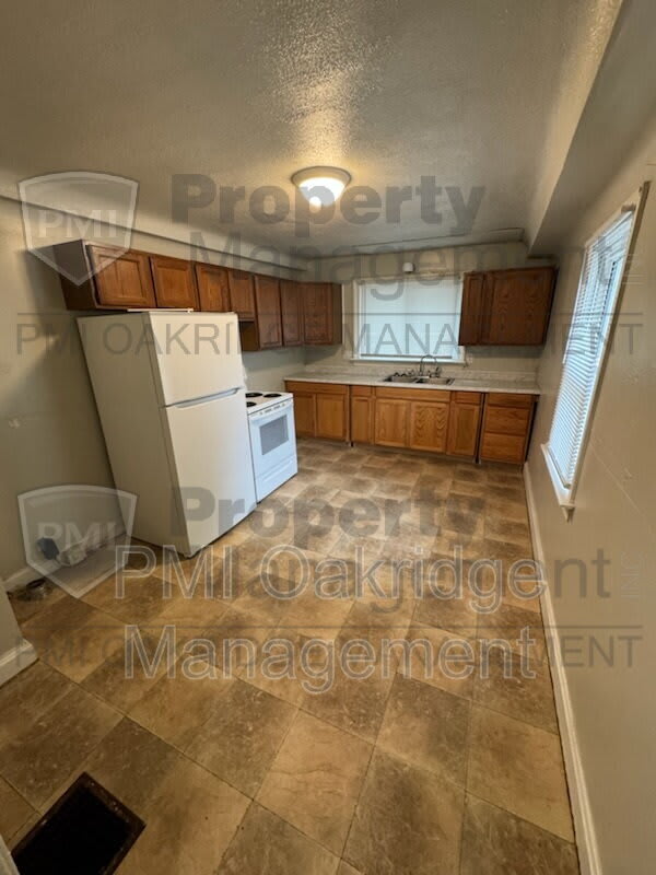 906 Race Dr – photo 3