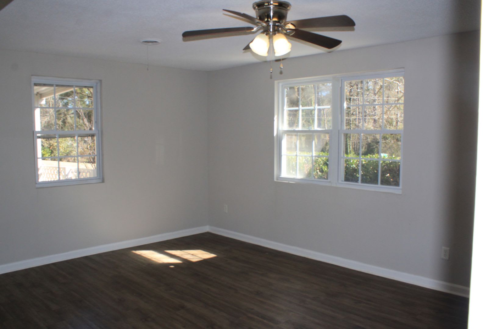 Awesomely Located 3 bedroom 2 bath Available! – photo 5