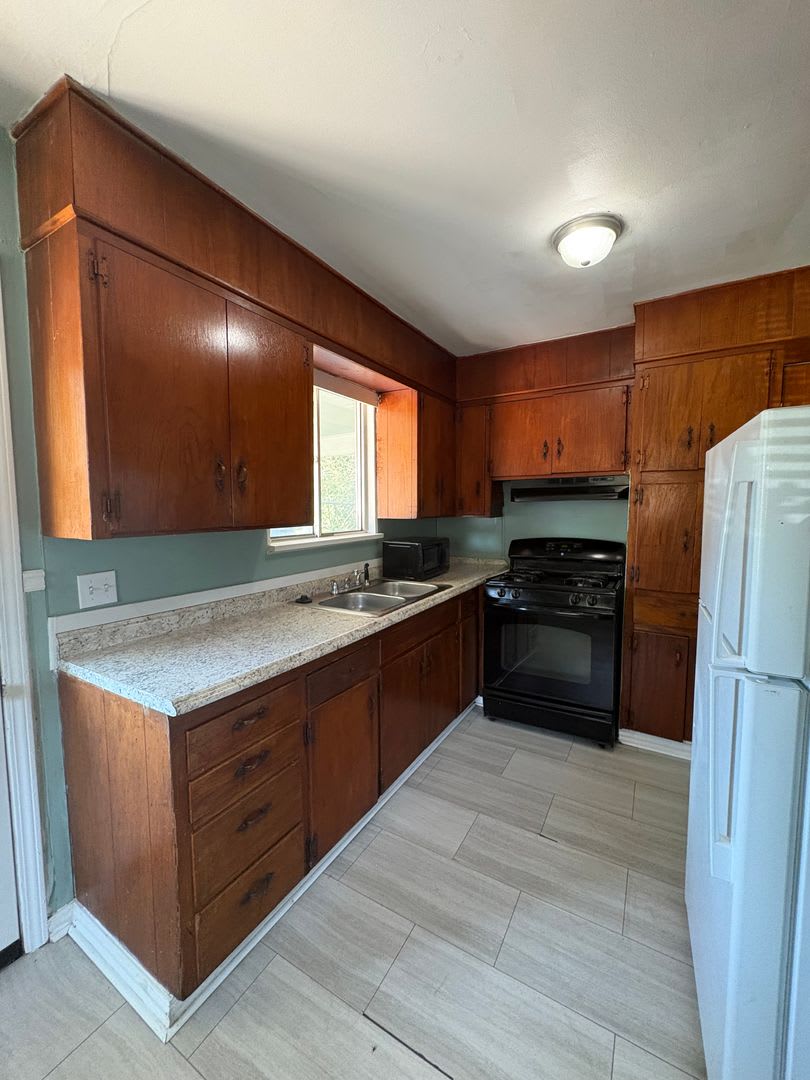Great 3 bedroom/1 bath home includes gas range and refrigerator! – photo 4