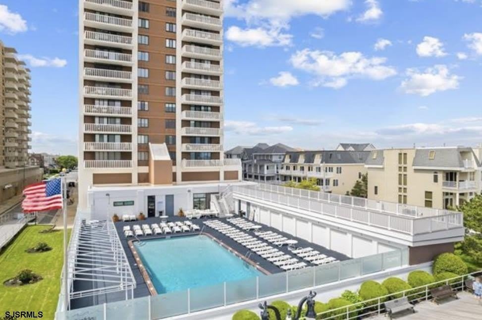 100 S Berkley Square – photo 1